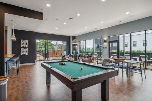 Ultimate 2BR Pool Gym Rooftop Views Walk to Stadium & UGA in Athens, USA