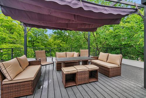 Upstay - Entire 2-Home Duplex - Sleeps 37 in Austin, USA