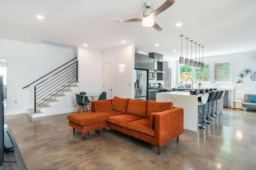 Upstay - Entire 2-Home Duplex - Sleeps 37 in Austin, USA