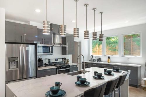 Upstay - Entire 2-Home Duplex - Sleeps 37 in Austin, USA