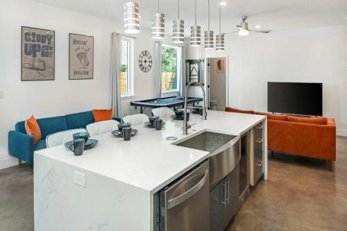 Upstay - Entire 2-Home Duplex - Sleeps 37 in Austin, USA