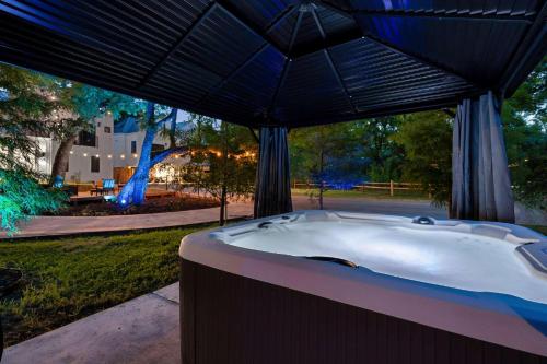 Upstay - Entire 2-Home Duplex - Sleeps 37 in Austin, USA