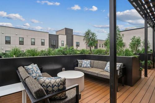 Extraordinary Retreat for 4 w Rooftop Pool Gym & Rooftop Stunning Views Near Sanford & UGA in Athens, USA