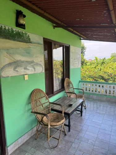 발코니/테라스, Hotel Rhino Land-Sauraha Family Home in 치트완