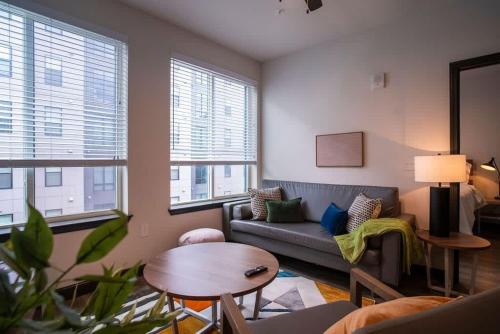 Trendy 2BR 2BA Escape w Pool Rooftop & Gym Access Walk to Stadium & UGA in Athens, USA