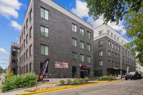 Trendy 2BR 2BA Escape w Pool Rooftop & Gym Access Walk to Stadium & UGA in Athens, USA