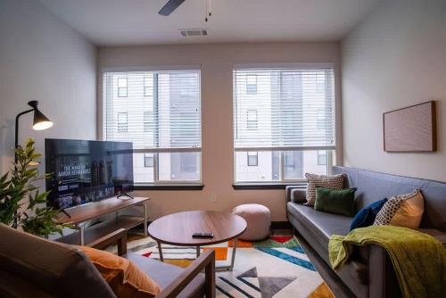 Trendy 2BR 2BA Escape w Pool Rooftop & Gym Access Walk to Stadium & UGA in Athens, USA