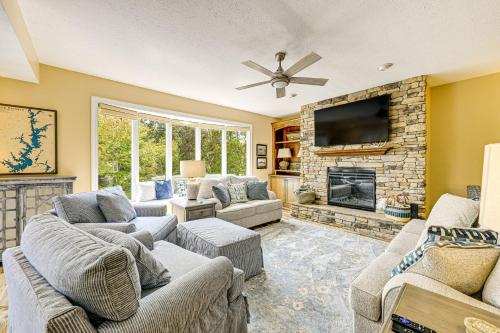 Keowee Key Condo with Lake Access! in Salem, USA