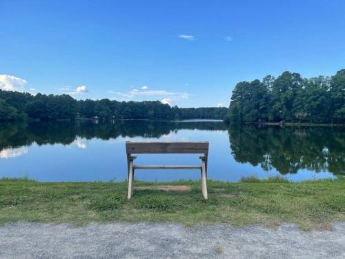 3 Bed Stylish, Bright, Peaceful South Durham Home in Durham, USA