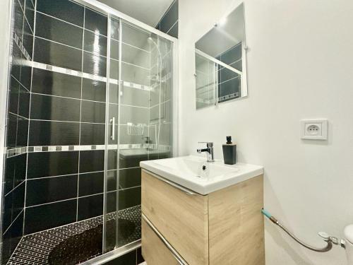 Shower, Le Saint Georges, cosy et calme near Hotel de Ville