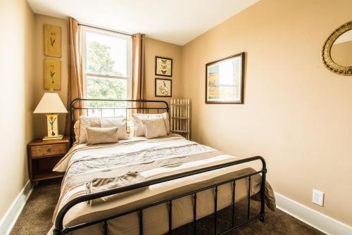 Broad Street Suite 1 - Parking Available - Downtown - Walkable - Above Restaurant - King and Queen Bedroom in Lake Geneva, USA