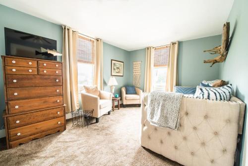 Broad Street Suite 1 - Parking Available - Downtown - Walkable - Above Restaurant - King and Queen Bedroom in Lake Geneva, USA