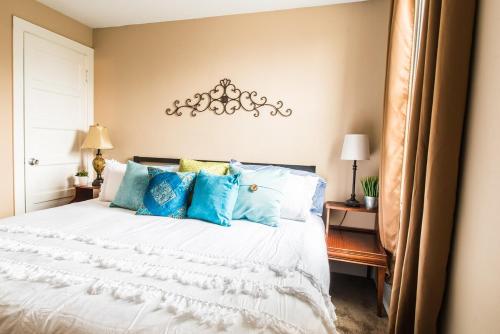 Broad Street Suite 1 - Parking Available - Downtown - Walkable - Above Restaurant - King and Queen Bedroom in Lake Geneva, USA