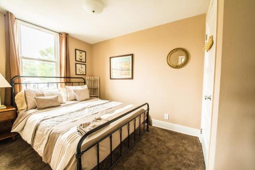 Broad Street Suite 1 - Parking Available - Downtown - Walkable - Above Restaurant - King and Queen Bedroom in Lake Geneva, USA