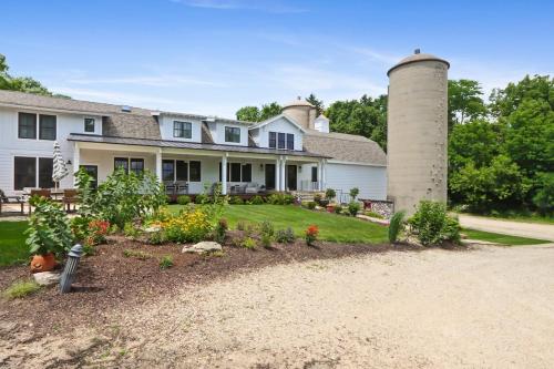 1836 Rustic Barn Retreat - Bar and Game Room - Tennis Court - FirePit in , USA