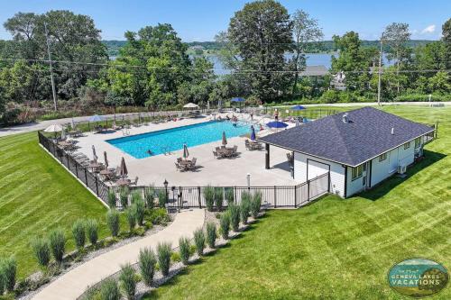 Villa Como at Interlaken - Short Walk to Beach - Pool - Gas Fireplace - Ski at Alpine or Grand Geneva in Lake Geneva, USA