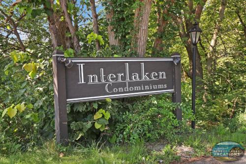 Villa Como at Interlaken - Short Walk to Beach - Pool - Gas Fireplace - Ski at Alpine or Grand Geneva in Lake Geneva, USA