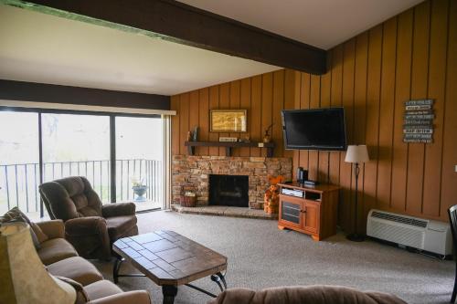 Villa Como at Interlaken - Short Walk to Beach - Pool - Gas Fireplace - Ski at Alpine or Grand Geneva in Lake Geneva, USA