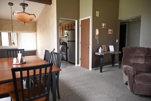 Villa Como at Interlaken - Short Walk to Beach - Pool - Gas Fireplace - Ski at Alpine or Grand Geneva in Lake Geneva, USA