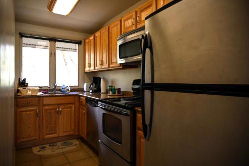 Villa Como at Interlaken - Short Walk to Beach - Pool - Gas Fireplace - Ski at Alpine or Grand Geneva in Lake Geneva, USA
