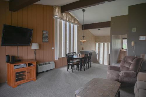 Villa Como at Interlaken - Short Walk to Beach - Pool - Gas Fireplace - Ski at Alpine or Grand Geneva in Lake Geneva, USA
