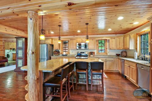 Waterfront Hand-Crafted Log Cabin - Sandy Beach - Dock - 5200 Sq Ft - Stone Fireplace - Views Waterfront Hand-Crafted Log Cabin - Sandy Beach - Dock - 5200 Sq Ft - Stone Fireplace - Views
