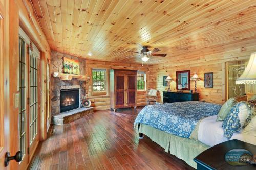 Waterfront Hand-Crafted Log Cabin - Sandy Beach - Dock - 5200 Sq Ft - Stone Fireplace - Views Waterfront Hand-Crafted Log Cabin - Sandy Beach - Dock - 5200 Sq Ft - Stone Fireplace - Views