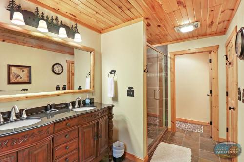 Waterfront Hand-Crafted Log Cabin - Sandy Beach - Dock - 5200 Sq Ft - Stone Fireplace - Views Waterfront Hand-Crafted Log Cabin - Sandy Beach - Dock - 5200 Sq Ft - Stone Fireplace - Views