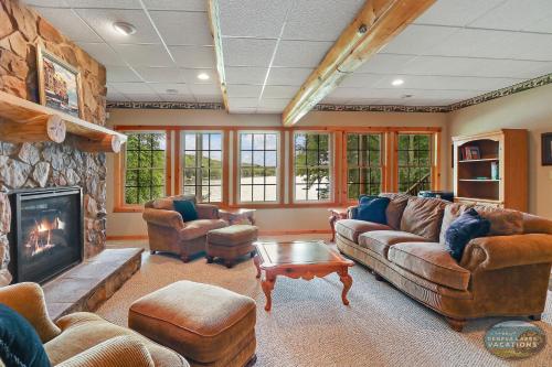 Waterfront Hand-Crafted Log Cabin - Sandy Beach - Dock - 5200 Sq Ft - Stone Fireplace - Views Waterfront Hand-Crafted Log Cabin - Sandy Beach - Dock - 5200 Sq Ft - Stone Fireplace - Views