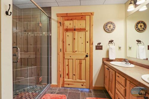 Waterfront Hand-Crafted Log Cabin - Sandy Beach - Dock - 5200 Sq Ft - Stone Fireplace - Views Waterfront Hand-Crafted Log Cabin - Sandy Beach - Dock - 5200 Sq Ft - Stone Fireplace - Views