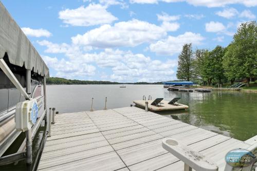 Waterfront Hand-Crafted Log Cabin - Sandy Beach - Dock - 5200 Sq Ft - Stone Fireplace - Views Waterfront Hand-Crafted Log Cabin - Sandy Beach - Dock - 5200 Sq Ft - Stone Fireplace - Views