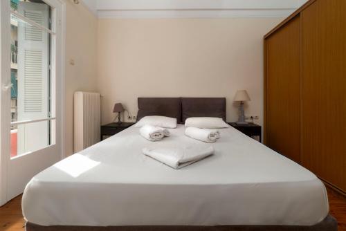 Vintage and Spacious 3BA next to Athens ancient city center, Athens