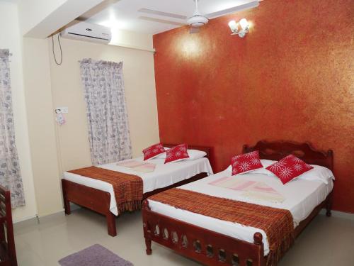 1 queen bed, 1 double bed