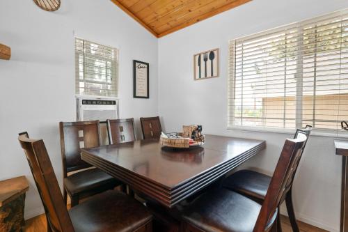 Woodland Escape - Quiet Area, Walk to Hiking Trails & Park! in Big Bear City, USA