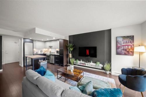 2-Bedroom Townhome by Downtown with Free Parking