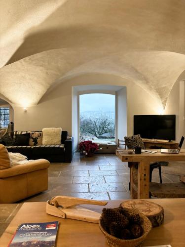 Koplietošanas atpūtas telpa ar TV, Ancienne ferme rénovée 8 pers, calme, confort, vue montagne et jardin (Ancienne ferme renovee 8 pers, calme, confort, vue montagne et jardin) in Saint-Julien-en-Champsaur
