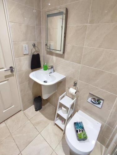 Duplex Apartment in Leeds with King Size Bed - Long Stay Rates Available Duplex Apartment in Leeds with King Size Bed - Long Stay Rates Available