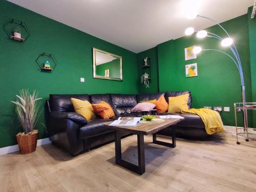 Duplex Apartment in Leeds with King Size Bed - Long Stay Rates Available Duplex Apartment in Leeds with King Size Bed - Long Stay Rates Available