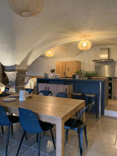 virtuve, Ancienne ferme rénovée 8 pers, calme, confort, vue montagne et jardin (Ancienne ferme renovee 8 pers, calme, confort, vue montagne et jardin) in Saint-Julien-en-Champsaur