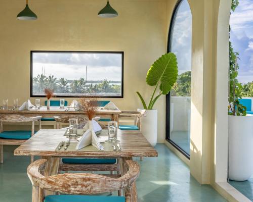 Restaurant, Isla Retreat in Goidhoo Atoll