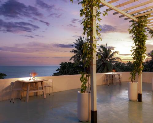 Restaurant, Isla Retreat in Goidhoo Atoll