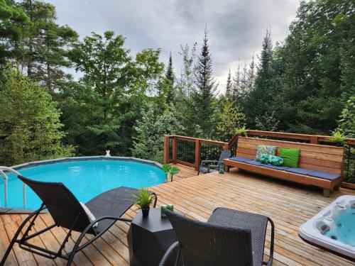 Blue Moose Private pool spa sauna lake access in Mille-Isles (QC)