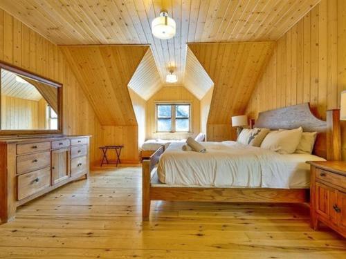 Blue Bear Spa sauna private pool lake access in 米勒伊斯勒斯(QC)