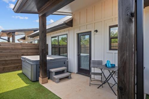 Eagles Hub - Hot Tub 5 Min to Main in Fredericksburg, USA