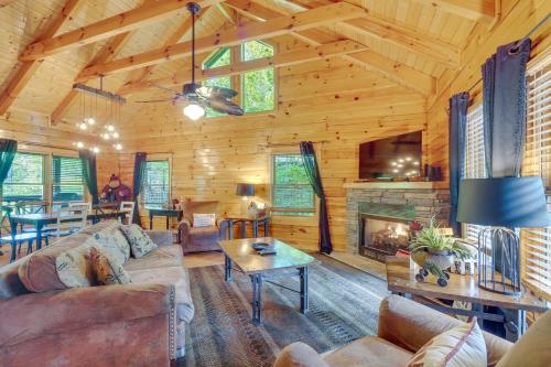 Pigeon Forge Cabin with Pool Table and Deck Near Town! in Pigeon Forge, USA