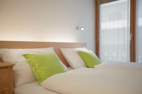 1 queen bed, 1 sofa bed