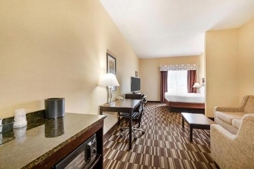 Best Western PLUS Victor Inn & Suites - image 2