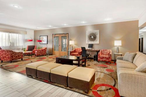 ล็อบบี้, Best Western Plus Eagleridge Inn & Suites in พูโบล (CO)