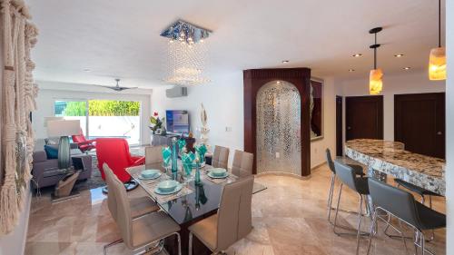 Stylish Poolside Condo with Sea Views Apple TV in Puerto Vallarta, Mexico