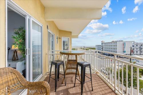 3BR Coastal Retreat - Beach Views & Pool in Wildwood, USA
